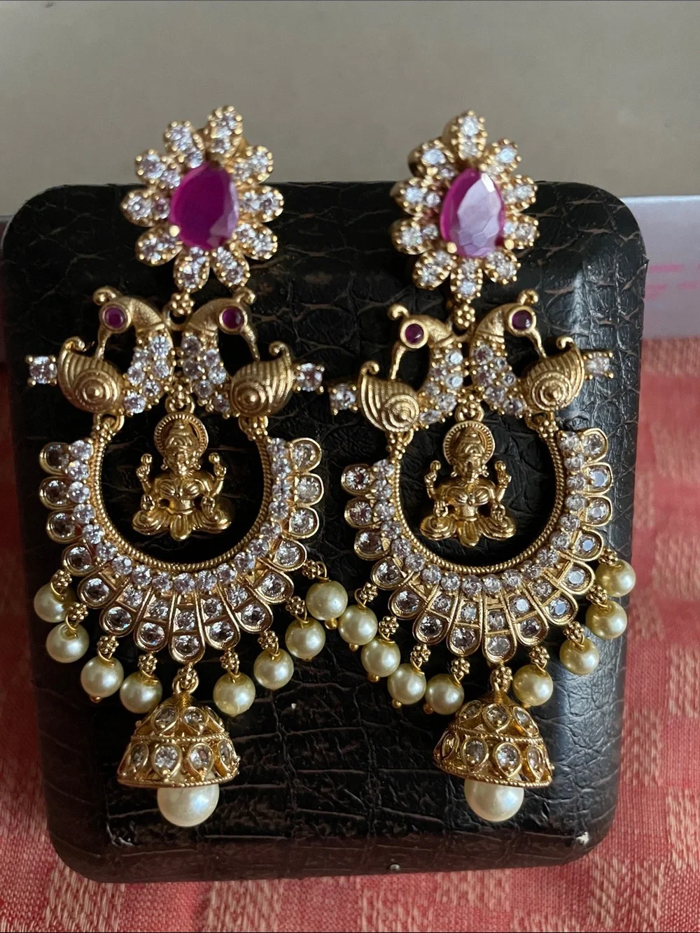 N/A elegant gold